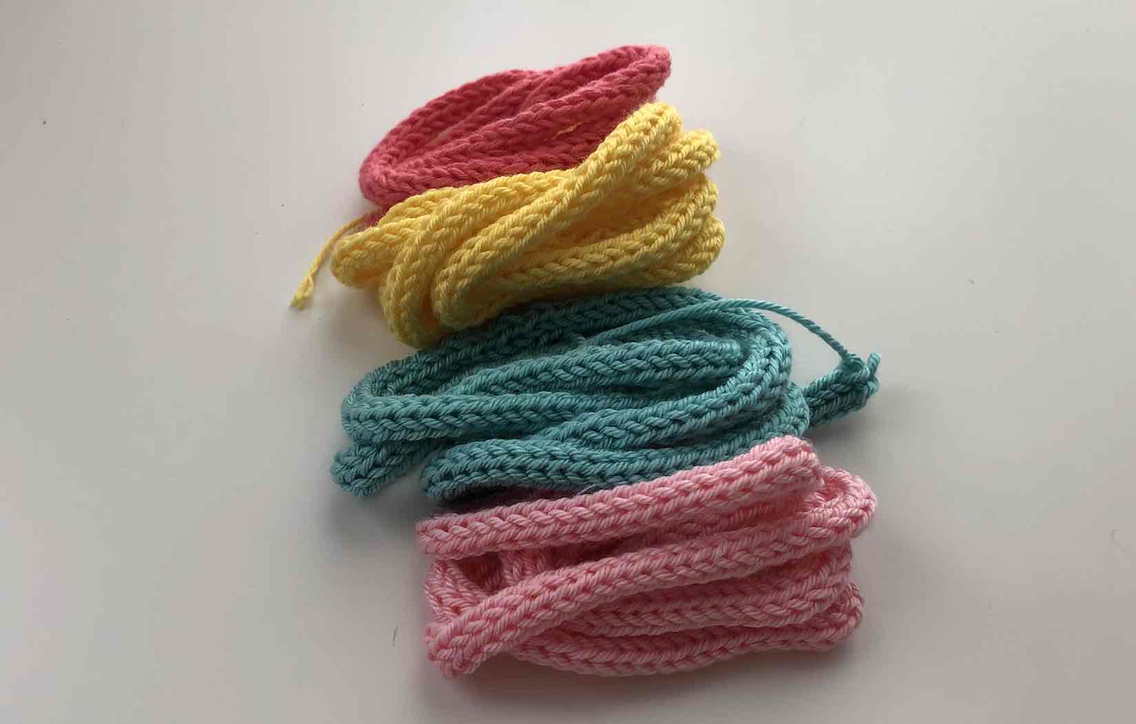 CÓMO TEJER CORDONES DE PUNTO CON EL TRICOTIN  APRENDER A TEJER CON DOS  AGUJAS PUNTO PARA BEBE 